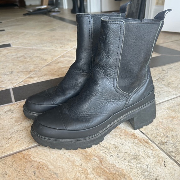 Timberland Black  Leather Chunky Heel Boots. 8 - Picture 2 of 6